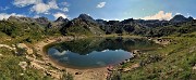 17 Lago Rotondo (1972 m) con vista verso il Pizzo del Diavolo e amici  che si specchiano nel lago 
